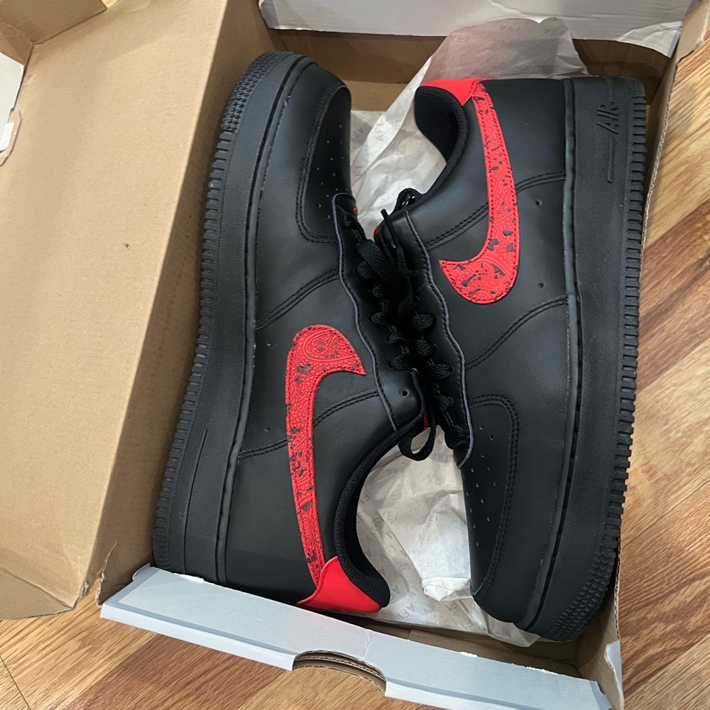 Nike Black and Red Men's Low-Top Sneakers with Red Graphic Swoosh - Picture 9 of 12